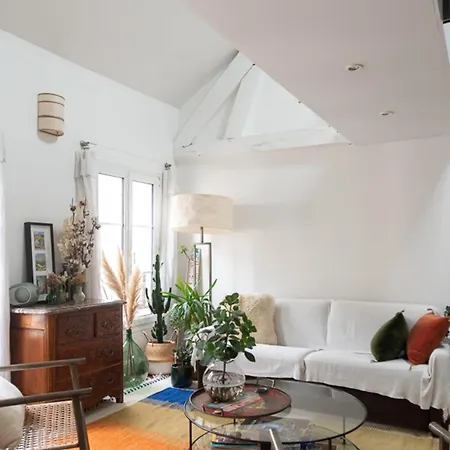 Charming Loft On Courtyard In Apartamento